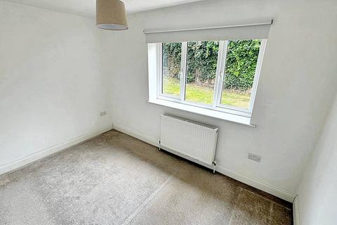 2 bedroom semi-detached bungalow to rent, Springwood Way, Romford RM1