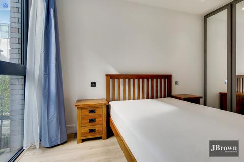 Studio to rent, Goodman Fields, London, E1