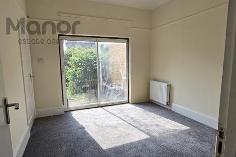 2 bedroom flat to rent, Courtland Avenue, Ilford, IG1 3DN