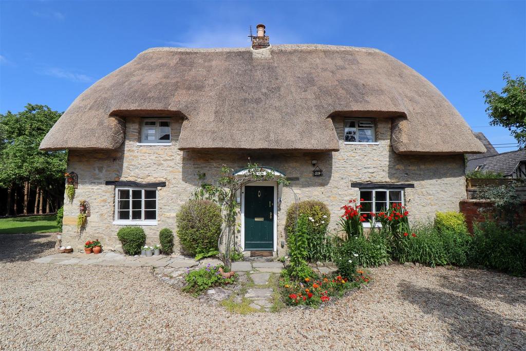 The Moors, Kidlington OX5 3 bed detached house for sale £850,000