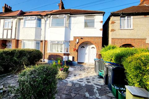 2 bedroom maisonette to rent, Wide Way, Mitcham, Surrey