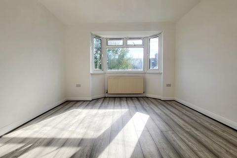 2 bedroom maisonette to rent, Wide Way, Mitcham, Surrey