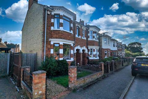 Milton Keynes - 3 bedroom semi-detached house to rent