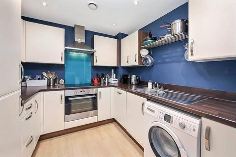 3 bedroom flat to rent, Seven Sisters Road, Finsbury Park, London, N4