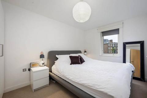 3 bedroom flat to rent, Seven Sisters Road, Finsbury Park, London, N4