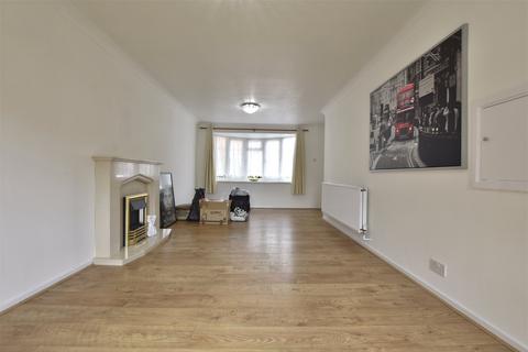 3 bedroom end of terrace house to rent, Smithbarn Close, Surrey RH6