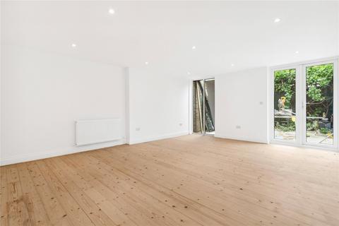 3 bedroom end of terrace house to rent, Halston Close, London, SW11