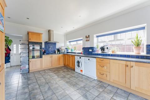 5 bedroom end of terrace house for sale, Holt Road, Horsford