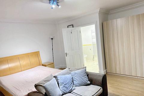 1 bedroom in a house share to rent, Grove Avenue, Langdon Hills SS16
