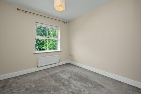 5 The Gallops, Esher, KT10 8BN
