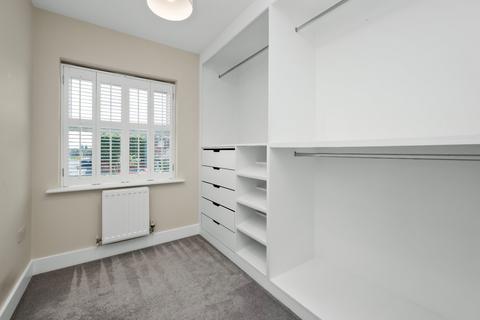 5 The Gallops, Esher, KT10 8BN