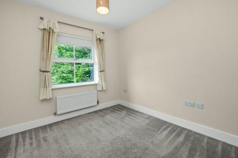5 The Gallops, Esher, KT10 8BN