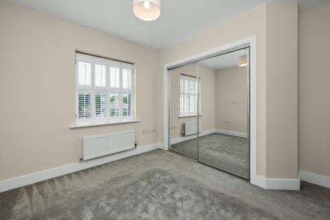 5 The Gallops, Esher, KT10 8BN
