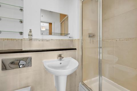 5 The Gallops, Esher, KT10 8BN