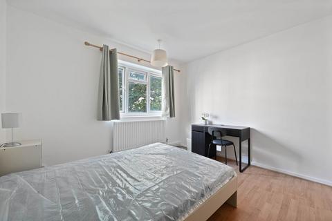 4 bedroom flat to rent, Holmes Court, Paradise Road, London SW4 6QJ