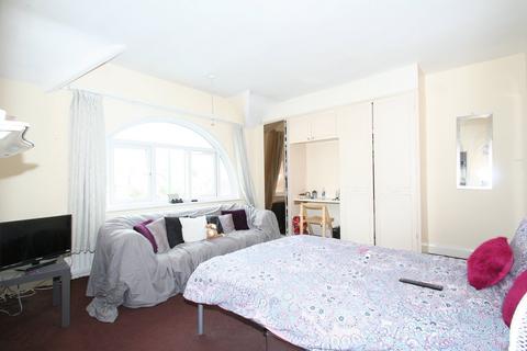 3 bedroom flat to rent, Finchley Road, London, NW11