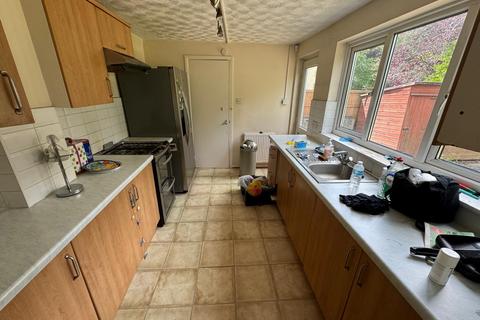 3 bedroom house to rent, Gyllyngdune Gardens, Ilford IG3