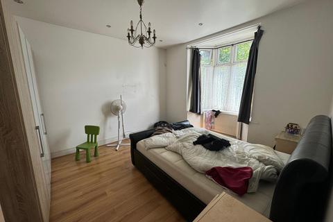 3 bedroom semi-detached bungalow to rent, Gyllyngdune Gardens, Ilford IG3