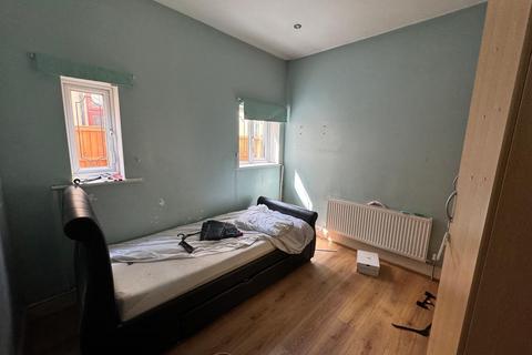 3 bedroom house to rent, Gyllyngdune Gardens, Ilford IG3