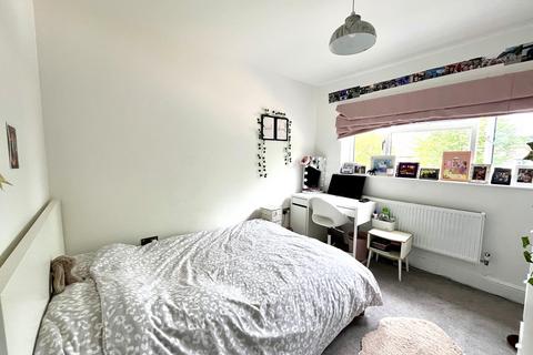 131 Compton Crescent, Chessington, KT9 2HG
