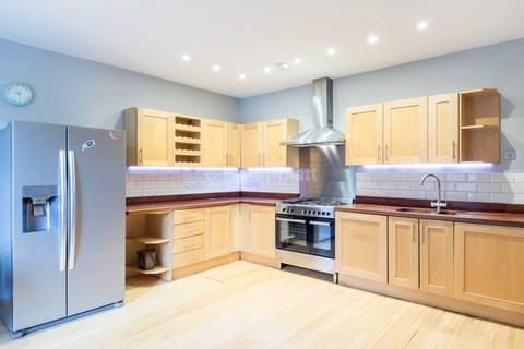 3 bedroom apartment to rent, Hanley Road, Finsbury Park, N4