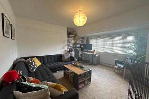 2 bedroom flat to rent, Rutland Court, Queens Drive, London