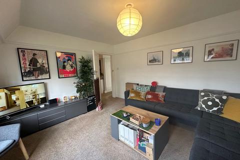 2 bedroom flat to rent, Rutland Court, Queens Drive, London