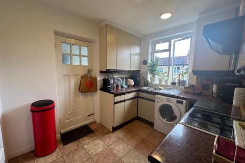 2 bedroom flat to rent, Rutland Court, Queens Drive, London