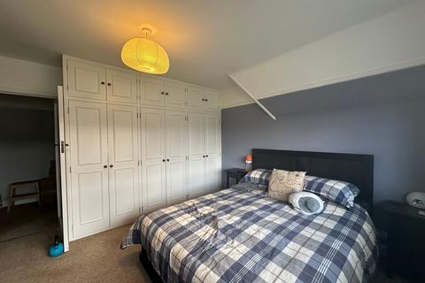 2 bedroom flat to rent, Rutland Court, Queens Drive, London