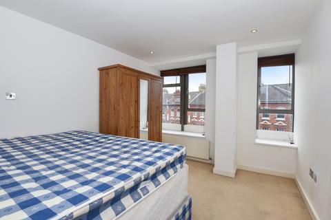 2 bedroom flat to rent, The Broadway London N8