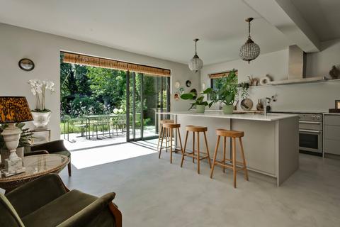 3 Orchard Gate, Esher, KT10 8HY
