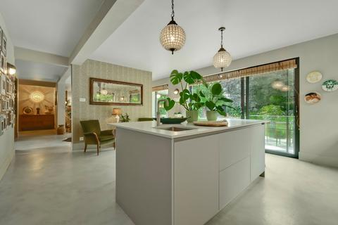 3 Orchard Gate, Esher, KT10 8HY