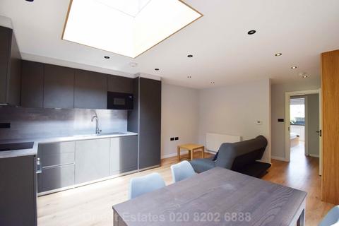 2 bedroom flat to rent, Hamilton Road, London