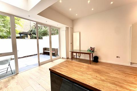 3 bedroom flat to rent, Maury Road, N16