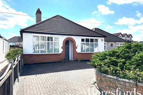 2 bedroom bungalow for sale, Hazelmere Gardens, Hornchurch, RM11