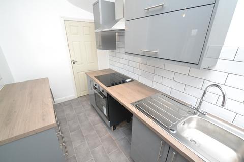 2 bedroom end of terrace house to rent, Pasture Mount, Armley, Leeds, LS12