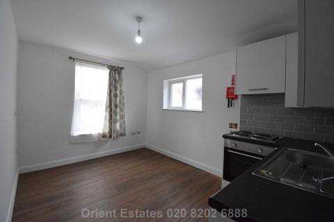 Studio to rent, Wilberforce Road, West Hendon