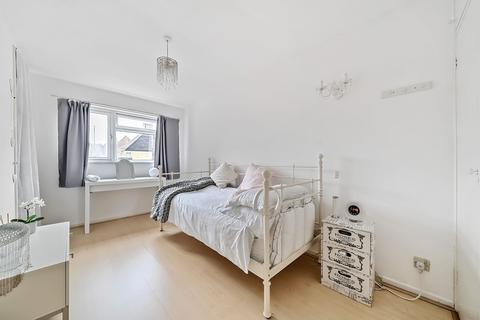 1 Magpie Close, Coulsdon, CR5 1AT