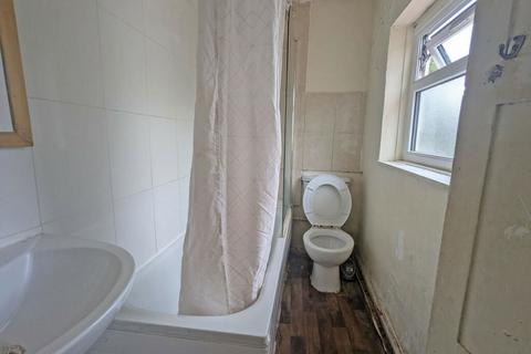 2 bedroom maisonette for sale, Victoria Road, Barking, London, Essex, IG11 8PY