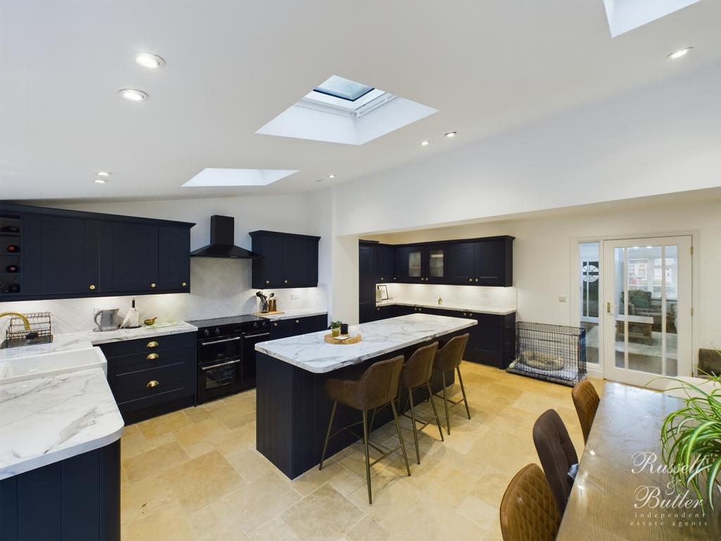 Bushey Close, Buckingham 3 bed detached house to rent £1,750 pcm (£