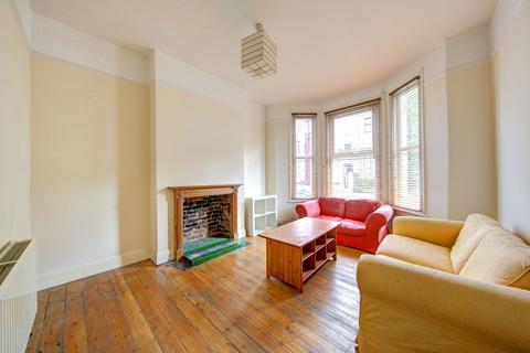 1 bedroom flat for sale, Elspeth Road, London, SW11
