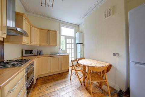 1 bedroom flat for sale, Elspeth Road, London, SW11