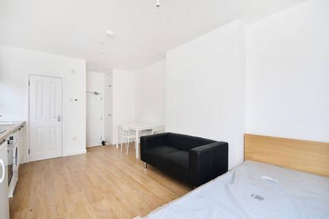 Studio to rent, Archway Road, Highgate, London, N6