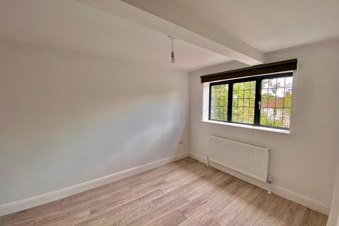 3 bedroom apartment to rent, Churchmead Close, East Barnet
