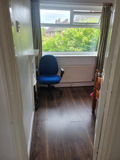 1 bedroom in a house share to rent, Longhey Road, Manchester M22