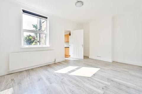 3 bedroom terraced house to rent, Glenhurst Road, Brentford, TW8