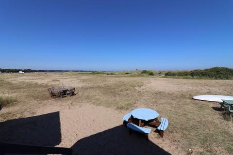 1 bedroom property for sale, Mudeford Sand Spit, Hut 159.