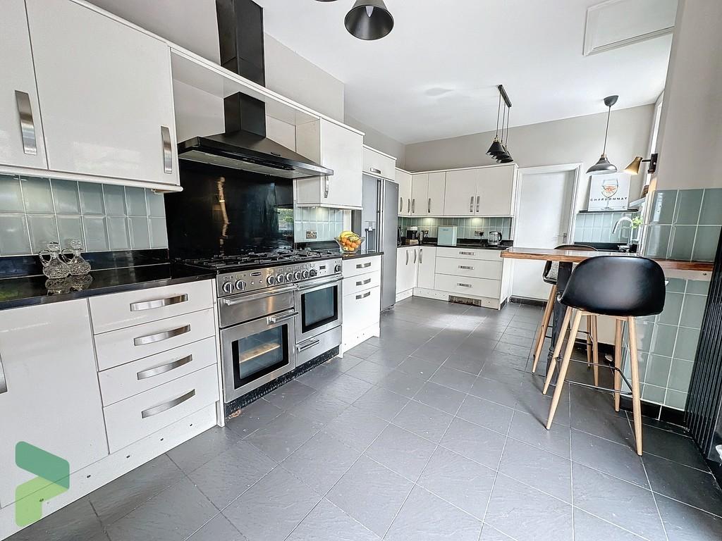 Fully Fitted Kitchen