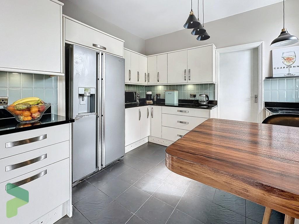 Fully Fitted Kitchen