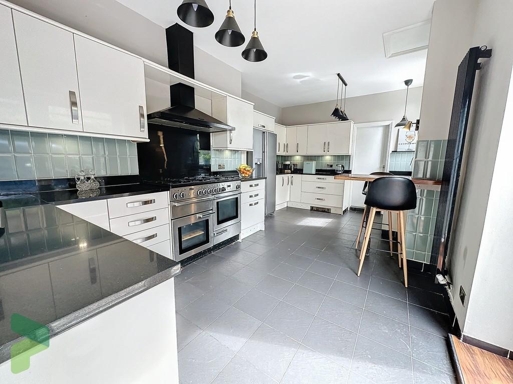 Fully Fitted Kitchen
